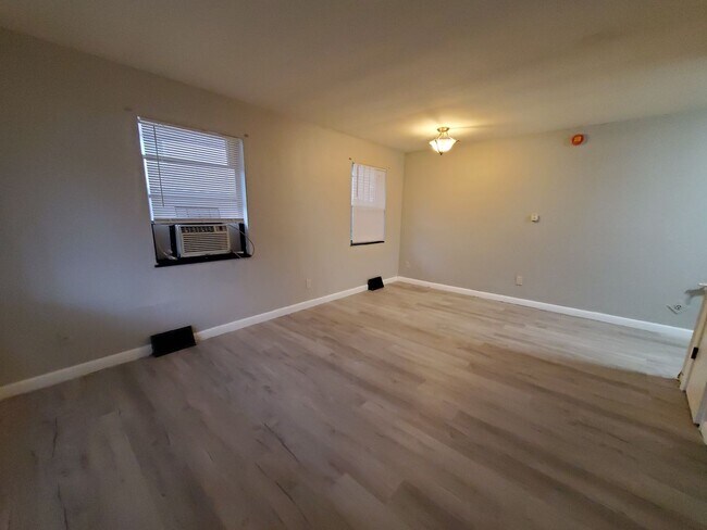 Fotografía del edificio - 706 N Broadway St