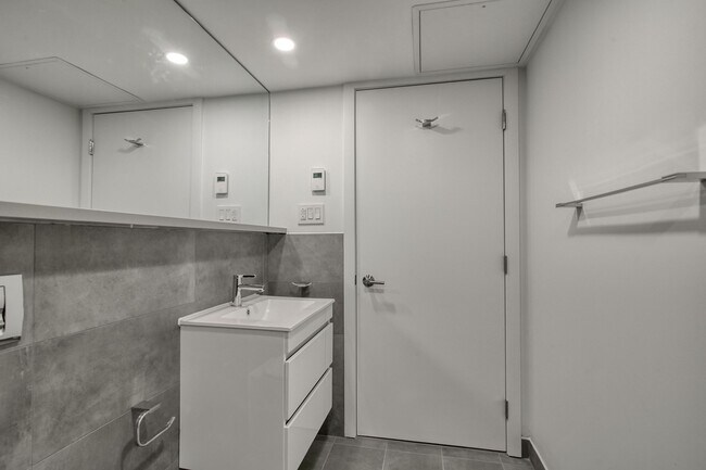 Building Photo - 3460 Rue Peel