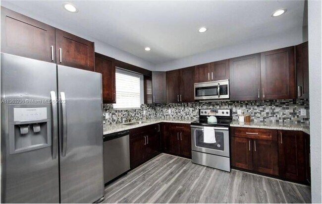 Foto del edificio - 803 NW 1st Ave
