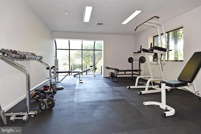 Foto del edificio - 4390 Lorcom Ln