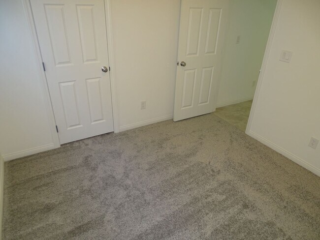 Building Photo - 5 Bedroom Home, 1st Floor Bed and Full Bat...