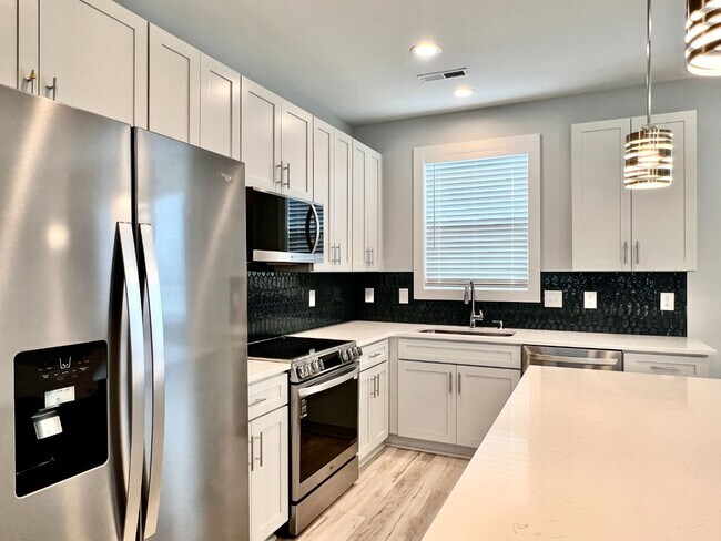 Foto del edificio - NEW CONSTRUCTION- 3 UNITS AVAILABLE