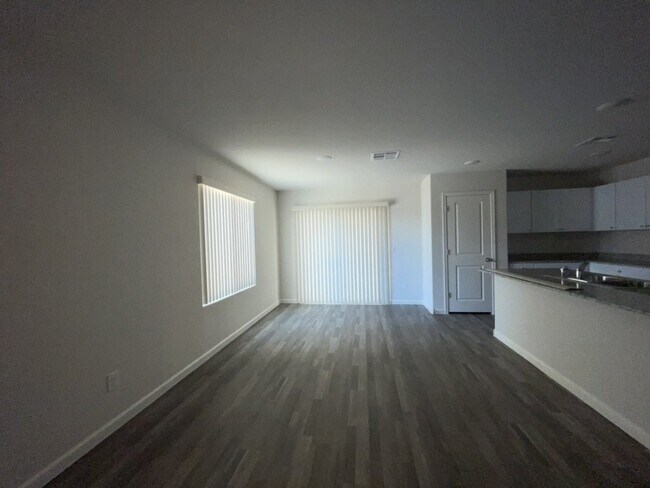 Foto del edificio - 4 bed 2 bath spacious home with garage BHCRENT.COM