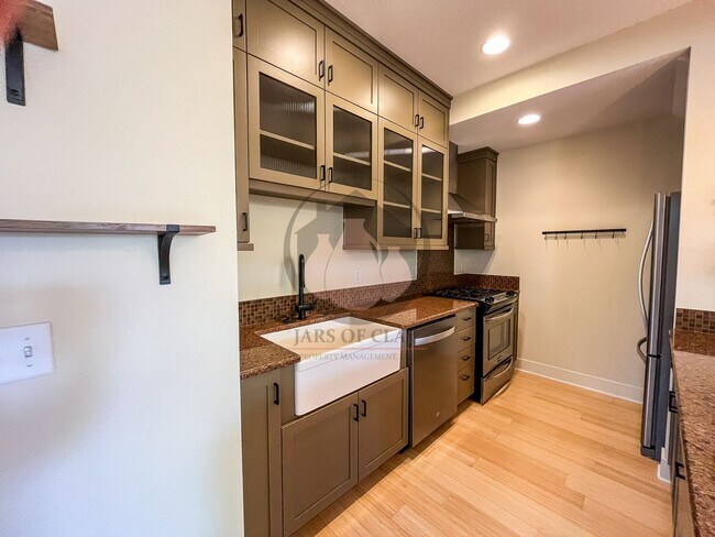Building Photo - Gorgeous Monmouth Townhome