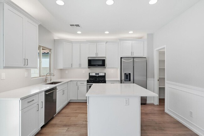 Foto del edificio - Spacious 4 Bedroom 2 Bath In Peoria with Pool and Sports Court