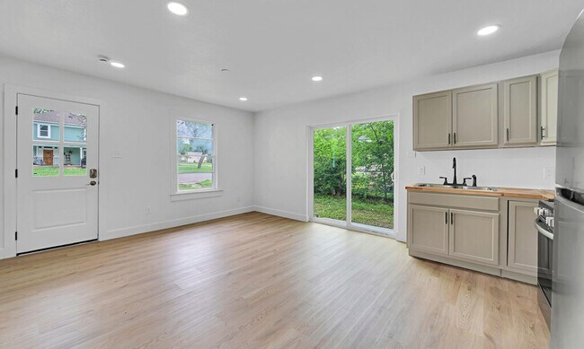 Foto del edificio - Newly remodeled 3 bedroom/2 baths coming s...