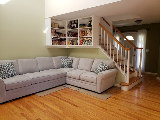 Building Photo - Spacious 3 Bedroom 2.5 Bath Colonial