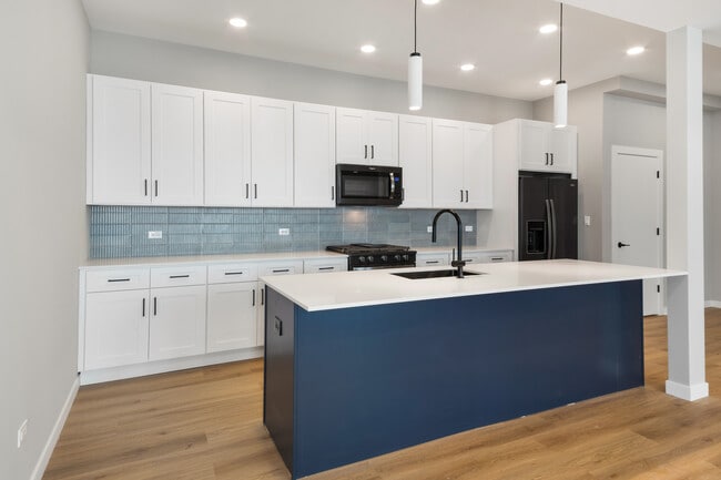 Building Photo - 3520 W Shakespeare Ave