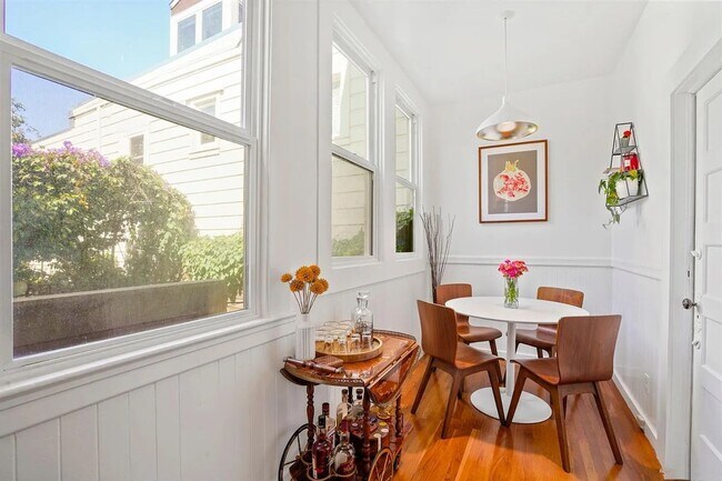 Foto del edificio - Bright and cozy 2br apartment in the heart...