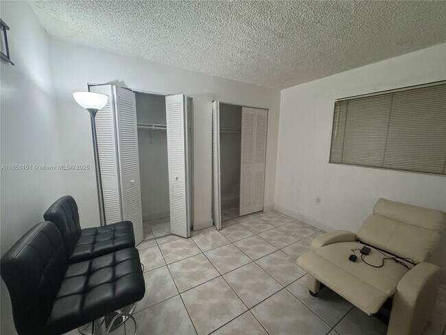 Building Photo - 10000 NW 80th Ct