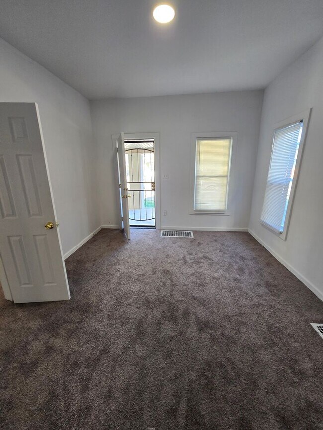 Building Photo - Westside Three Bedroom Duplex Located near...