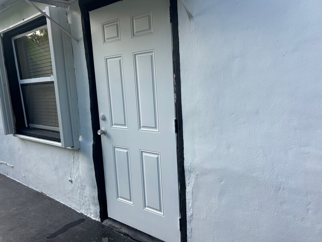Primary Photo - 1281 W 61st Pl