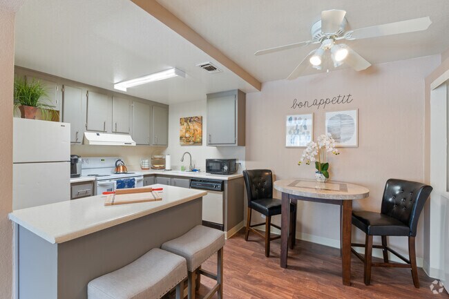Modelo de 2 habitaciones, 1 baño y 850 pies cuadrados - Walnut Village