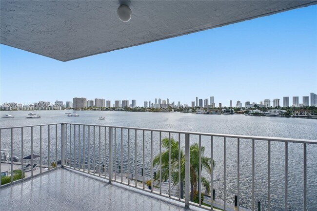Foto del edificio - 16570 NE 26th Ave