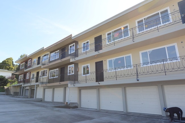 Building Photo - 21303 Oak St