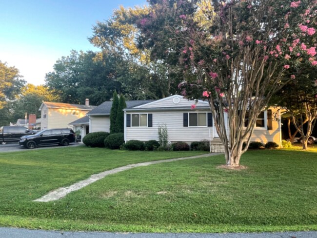 Building Photo - 5915 Rockhold Dr