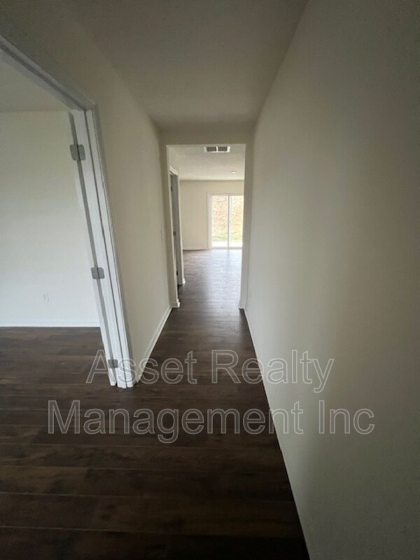 Building Photo - 305 Aspen Dr
