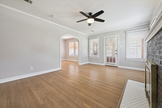 Foto del edificio - 700 Avenue of Oaks St