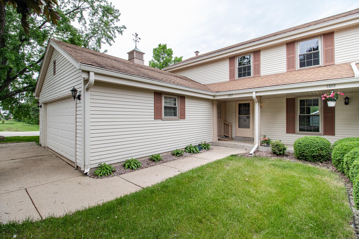1057 S Imperial Dr, Hartland, WI 53029 Townhome Rentals in Hartland
