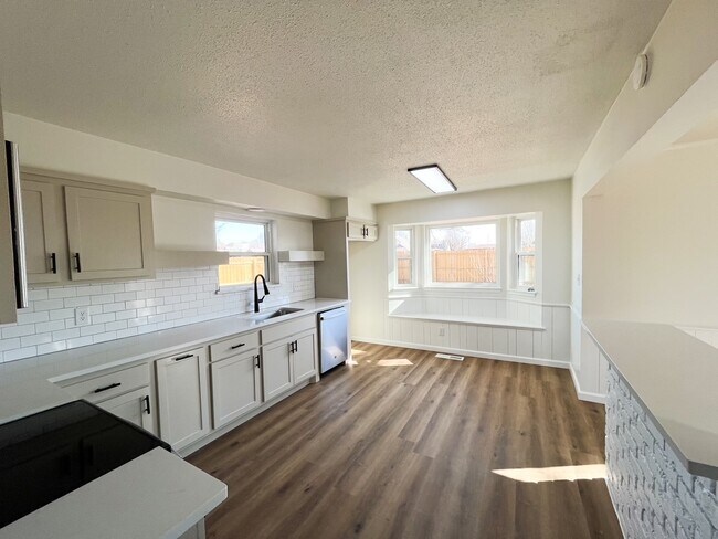 Foto del edificio - 2908 N Santa Fe Ave