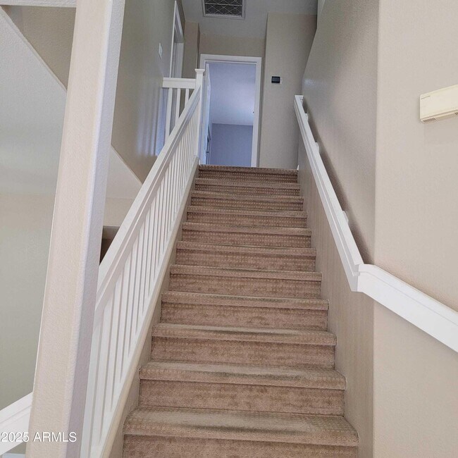 Foto del edificio - 832 N Benson Ln