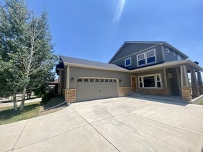 Building Photo - Spacious 4 bed 3.5 Bath in Maple Hill!