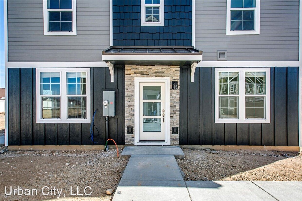 Foto principal - 3 br, 2.5 bath House - 5843 S Carlburg Lane