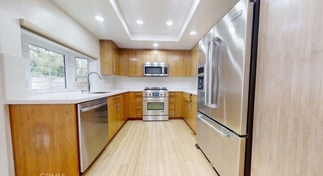 Building Photo - Gorgeous 3 Bed, 2.5 Bath in Irvine– Coming...