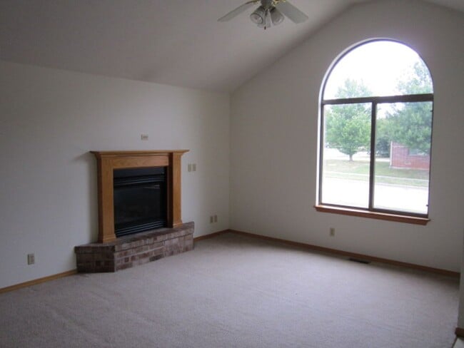 Building Photo - Spacious 2 bedroom duplex in great neighborhood!