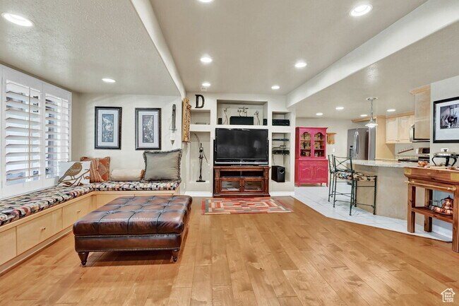 Foto del edificio - "Charming 3-Bed Oasis with Granite Touch & Hardwood Elegance in Ogden – 2480 Sq. Ft. of Comfort!"