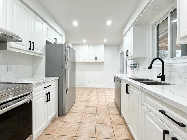 Building Photo - 14 Harbour Heights Ln