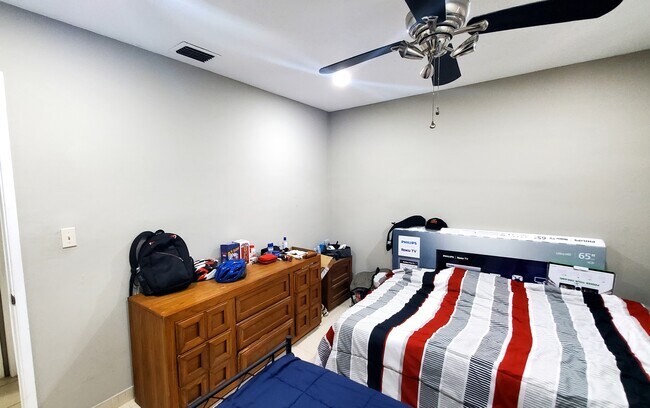 Spacious master bedroom _1 - 1160 NE 24th Ave