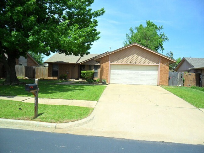 Building Photo - Great Home Close to Campus