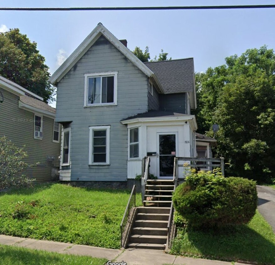 Primary Photo - 4 Bedroom Single family house