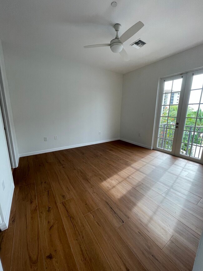 Building Photo - 3213 NE 5th St