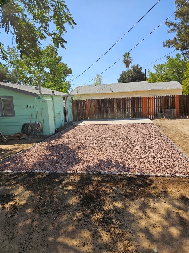 Building Photo - 814