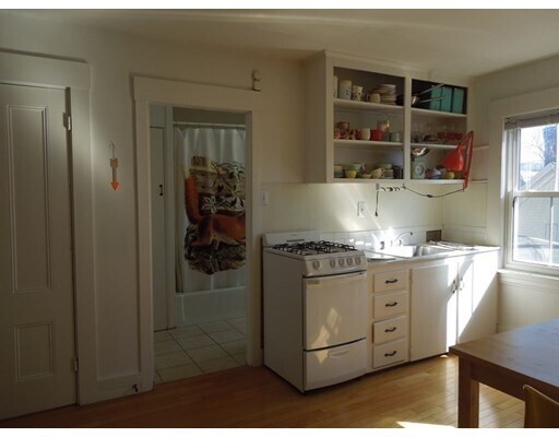 Building Photo - 14 Shepard St