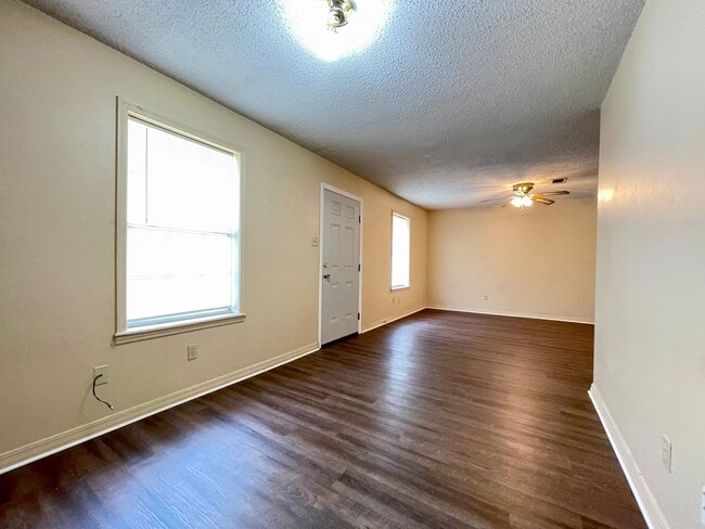 Building Photo - 402 W Florida Ave