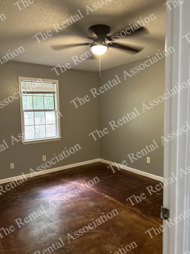 Building Photo - 207 S Maple St