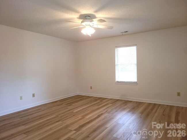 Foto del edificio - 2016 Oakdale Rd