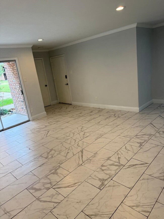 Building Photo - 7600 Burgoyne Rd