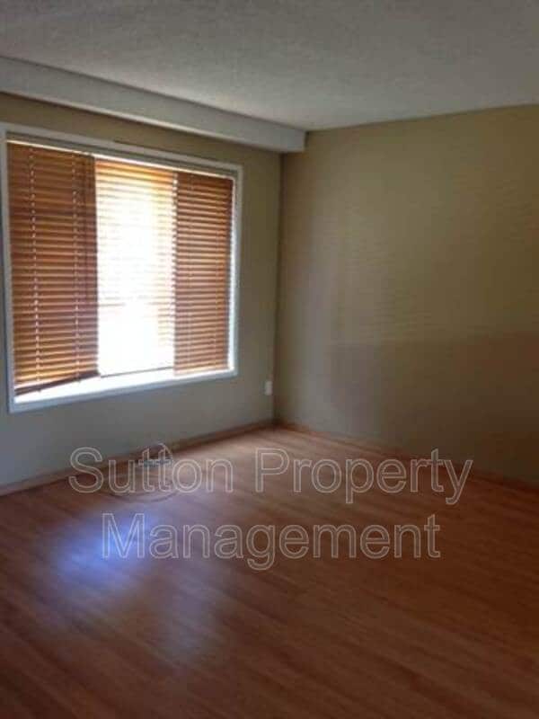 Photo du bâtiment - 10036-10079 AveKey#117