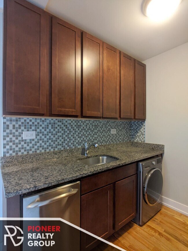 Foto del edificio - 2450 N Clark St
