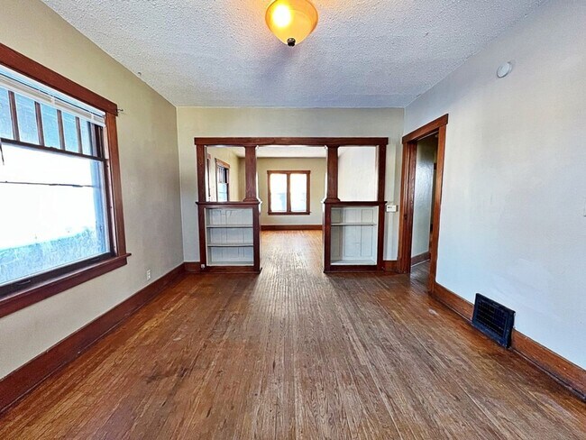 Building Photo - Spacious 4 bed 2 bath house $1195