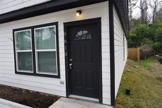 Building Photo - 9810 Arbor Oak