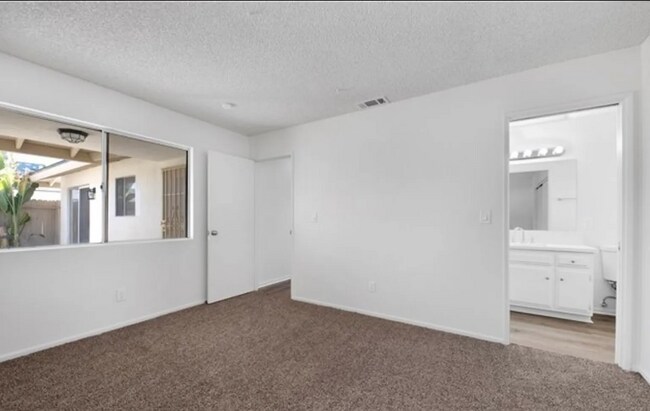 Foto del edificio - 41026 Beachwood Ave