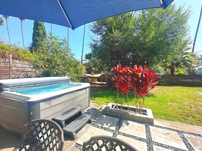 Building Photo - 3 bed, 2 bath One-Story with Hot Tub & Big...