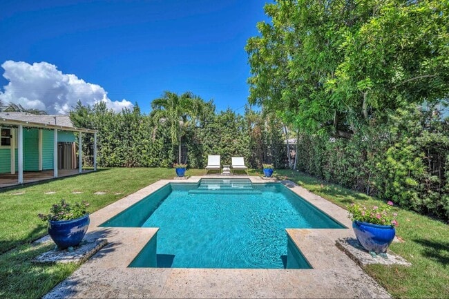 Building Photo - 528 N Palmway