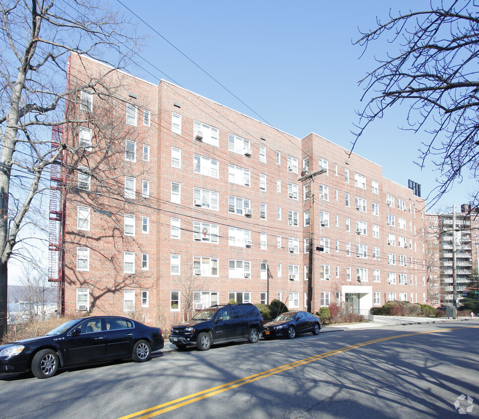 Building Photo - The Wincrest