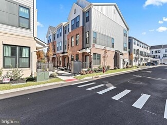 Building Photo - 1001 Greenwich Dr